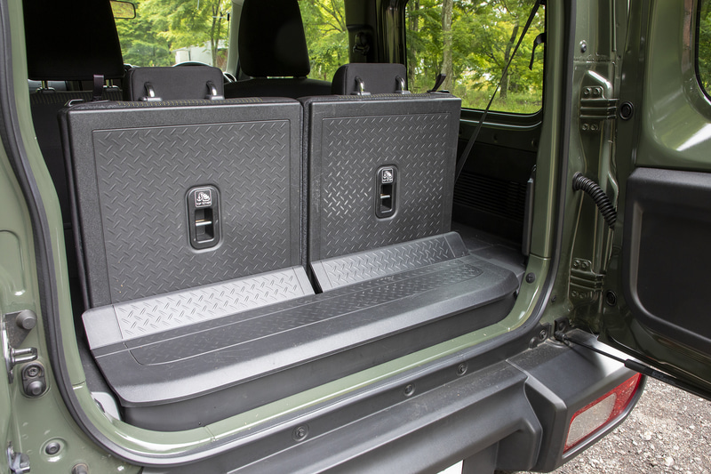 シートを起こしているとラゲッジスペースは狭い