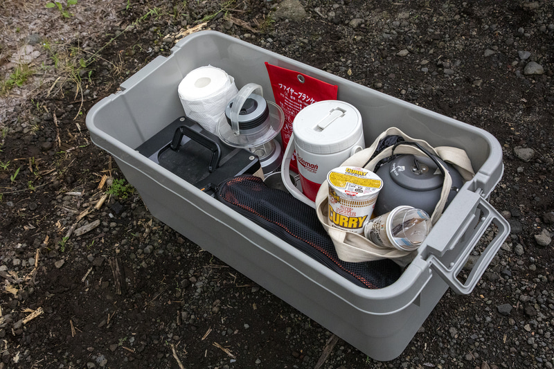 70Lのボックスに使うモノを入れていった。キャンプチェア、ポータブル電源を入れてもスペースにはまだ余裕がある。アウトドア用のアイテムは物欲が湧くモノが多いが「このボックスに入るぶんだけで抑える」という意識を持っていれば買いすぎなくてすむかも？