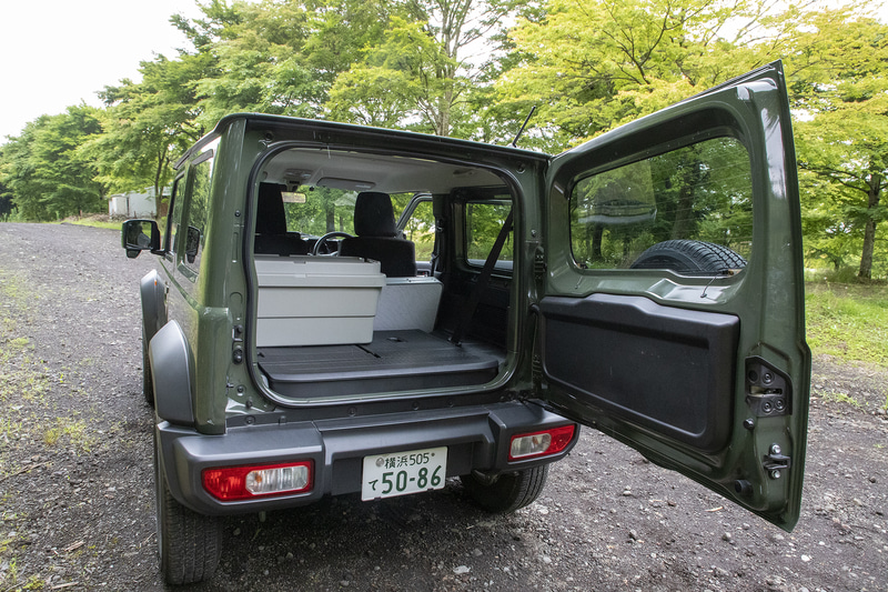 大きめのボックスだがリアシートを倒せば余裕で積める。片側を倒す状態でも収まるだろう。キャンプもしたいときでも、このボックスに加えてテント、寝袋、そのほかの用具を積むスペースはある