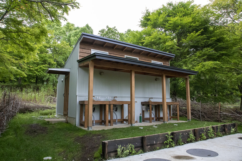 炊事場とトイレ棟。こちらのキャンプ場が気になった方はインスタグラムで「anothplace」と検索してほしい