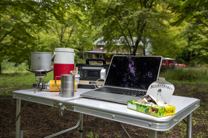 パソコン、ポータブル電源とバーナーと水ボトル、カップ。キャンプ場にWi-Fiがある場合はそれを使うが、anothplaceにWi-Fi設備がまだないので今回は自前。ちなみにテレワークでキャンプ場を借りるときはスマホの電波が入るか、Wi-Fi設備はあるかを事前に確認することは大事なポイント