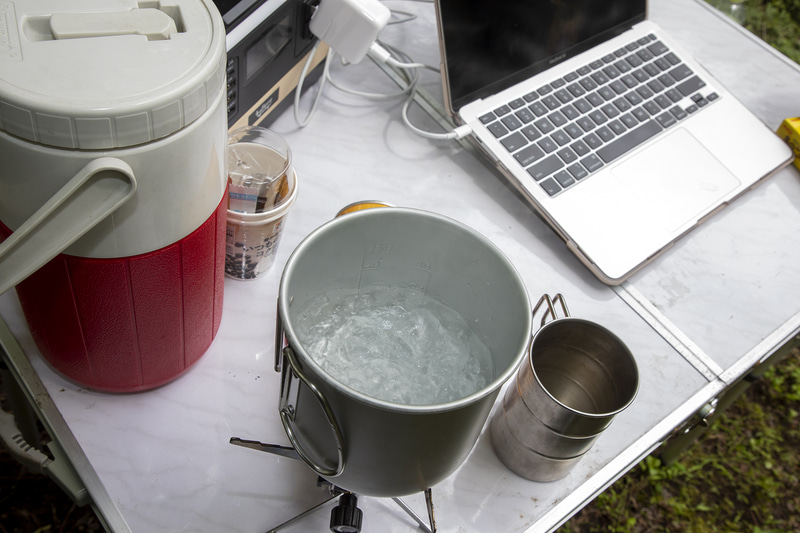 とりあえずお湯を沸かしてコーヒーを入れる。こうしたクッカーであれば炒めものなどもできるので、荷物を増やさずにいろいろやりたいと思う人向きかも