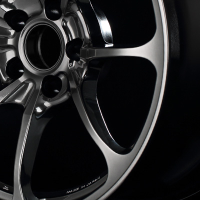 奇をてらわない新しさを求めて2×4スポークで構成するNE24。繊細で華奢なスポーク部は最新の鍛造技術の投入で具現化した