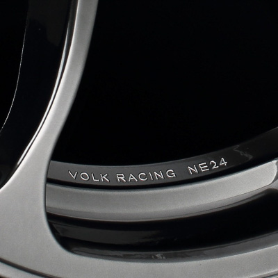 奇をてらわない新しさを求めて2×4スポークで構成するNE24。繊細で華奢なスポーク部は最新の鍛造技術の投入で具現化した