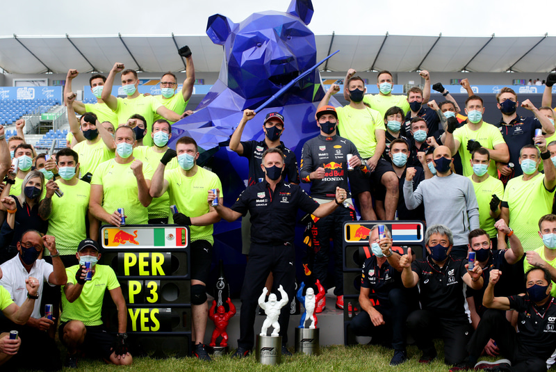 田辺氏やホンダF1 マネージングディレクター 山本雅史氏なども参加して「レッドブル・ホンダ」の優勝記念写真 　（C）Getty Images / Red Bull Content Pool