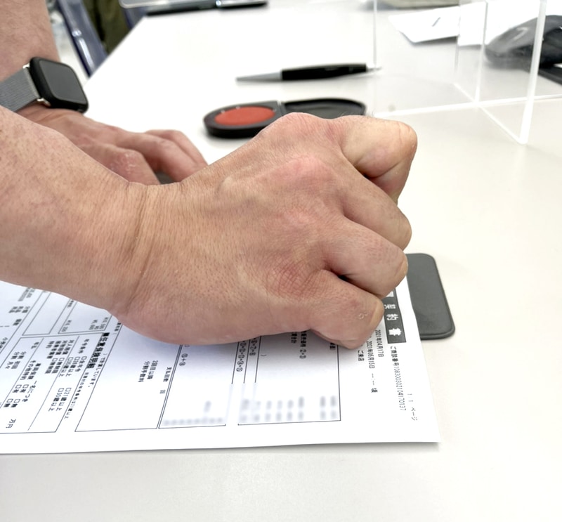 スタッフが実際に「ハンターカブ」の印鑑で契約書に押印したという