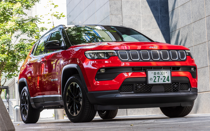 ジープ「コンパス Longitude」。撮影車は2WD（FF）で価格は385万円。ボディサイズは4420×1810×1640mm（全長×全幅×全高）、ホイールベースは2635mm