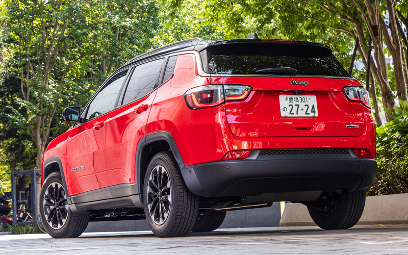 ジープ「コンパス Longitude」。撮影車は2WD（FF）で価格は385万円。ボディサイズは4420×1810×1640mm（全長×全幅×全高）、ホイールベースは2635mm