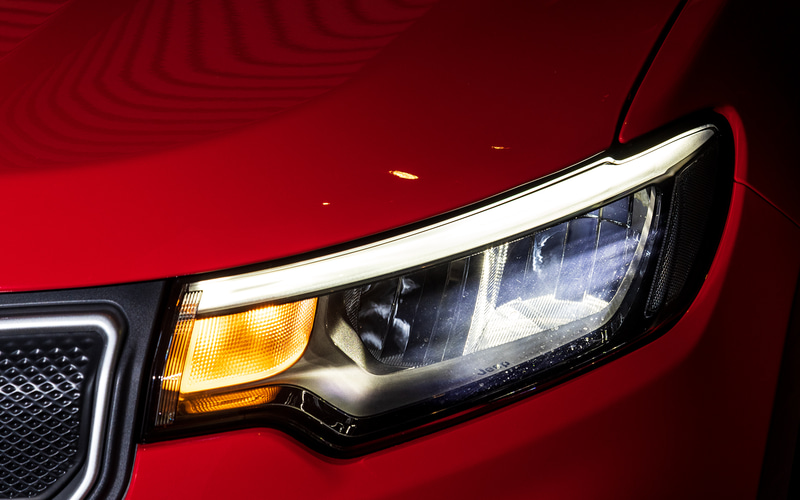 ヘッドライトは全車LEDが標準装備となった