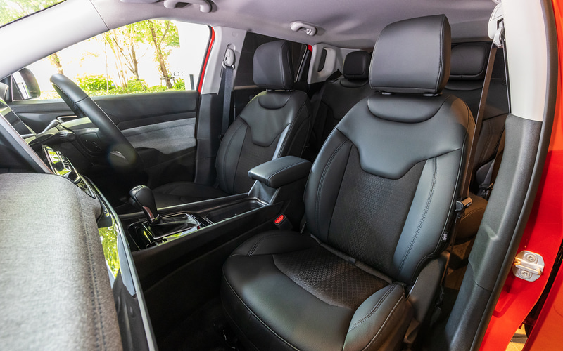 Longitudeはプレミアムファブリックシートが標準。リアシートは40：60分割可倒式で、ラゲッジを広く使うこともできる