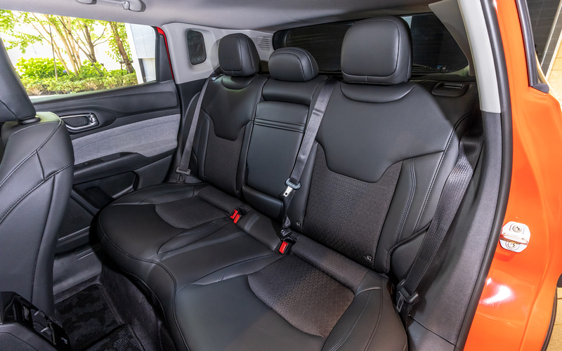 Longitudeはプレミアムファブリックシートが標準。リアシートは40：60分割可倒式で、ラゲッジを広く使うこともできる