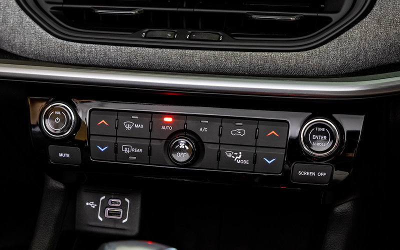 エアコンはタッチスクリーンと物理キーの2パターンで調整可能