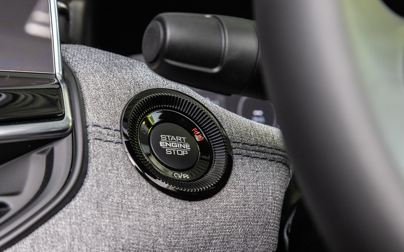 プッシュスタートスイッチの意匠も凝ったデザインとなった