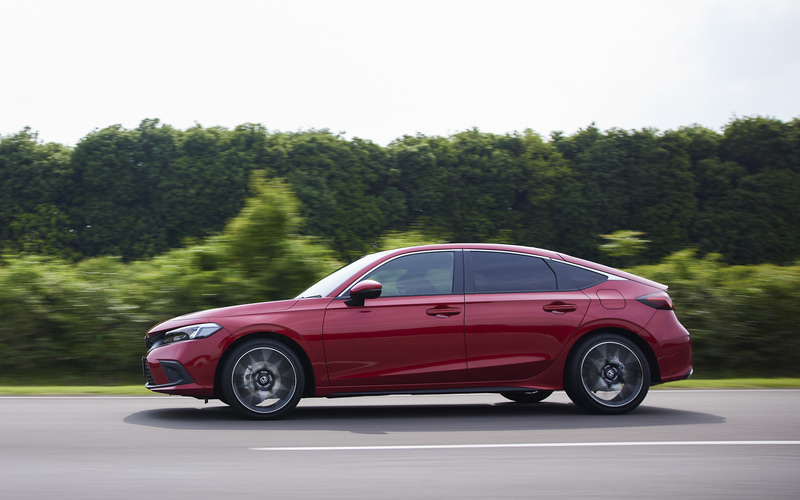 路面と会話をしているかのようなクルマとの一体感を実現