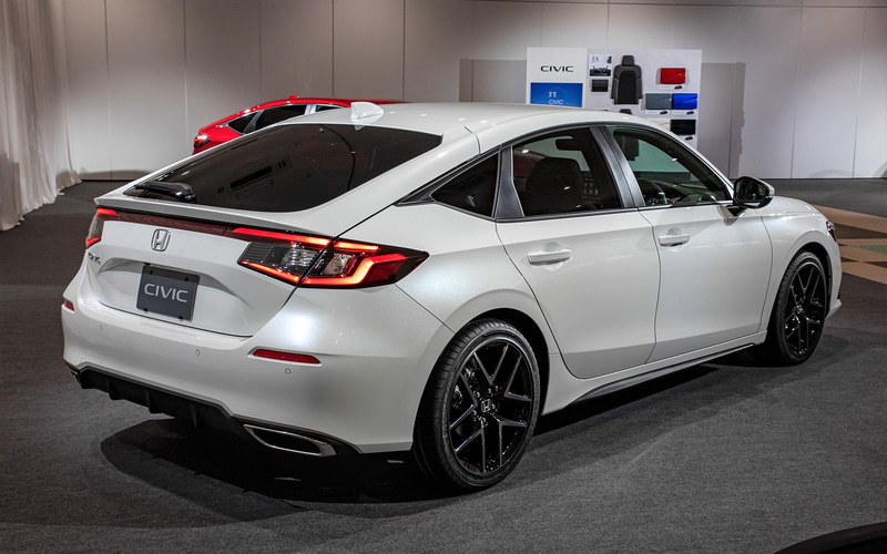 リアウィンドウのショルダーラインは現行シビックより35mm下にしている。これによりリアボディの視覚的な厚みを低減し、タイヤの存在感を向上させている。ルーフからリアエンドにかけてのラインは角をなくして滑らかに繋がるようにしている