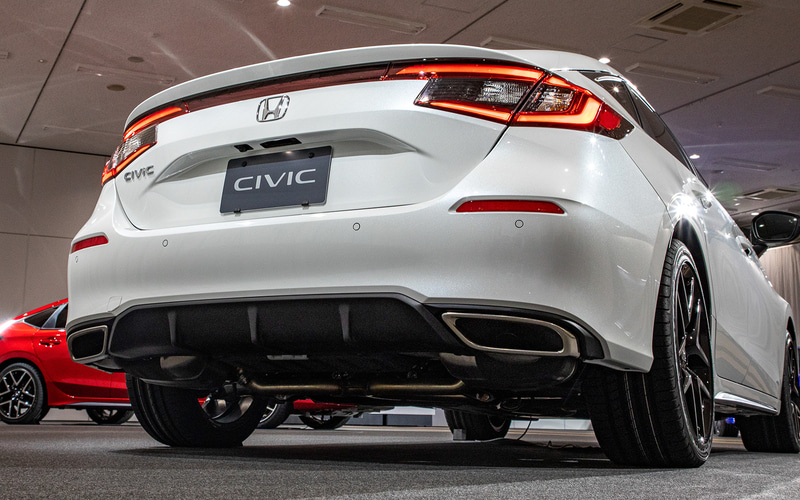 マフラー出口の処理やディフューザー形状パーツ装着でスポーティなイメージ