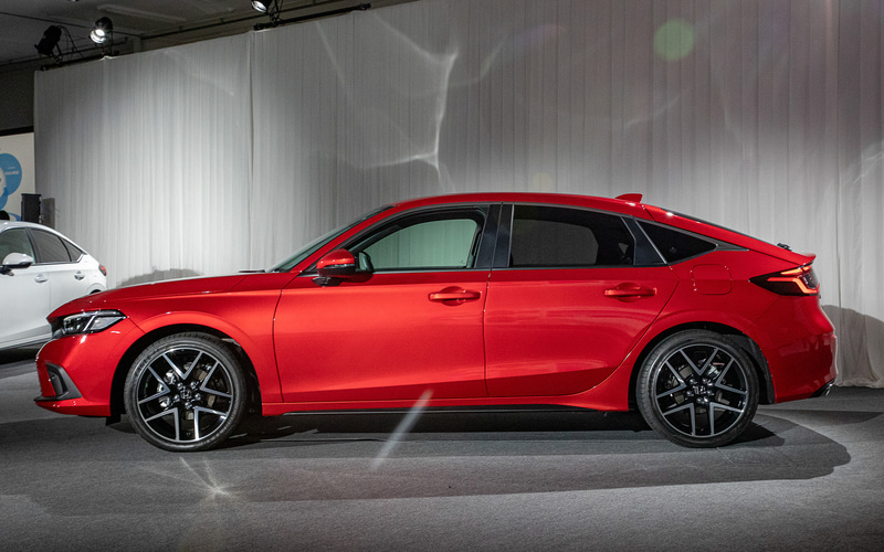 新型シビック LX。ボディカラーはプレミアムクリスタルレッド・メタリック。エンジンは4気筒1.5リッターターボ。撮影車は6速MT