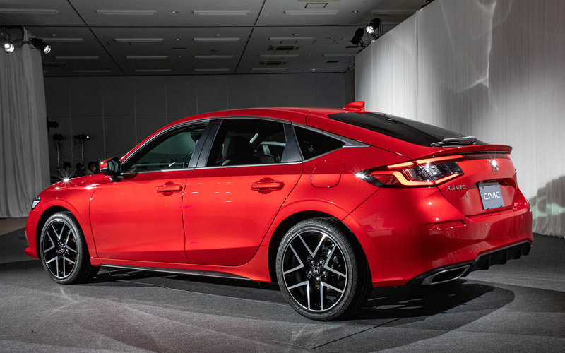 新型シビック LX。ボディカラーはプレミアムクリスタルレッド・メタリック。エンジンは4気筒1.5リッターターボ。撮影車は6速MT