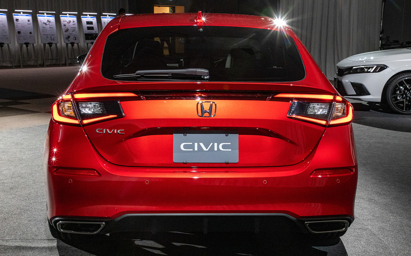 ボンネット高はもともと低いが、それを際立たせるためボンネット左右の後端を現行型より25mm低くしている