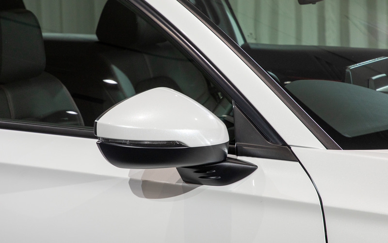 ドライバーからの視界を遮らないような位置に付けられたドアミラー。ウインカーも内蔵される