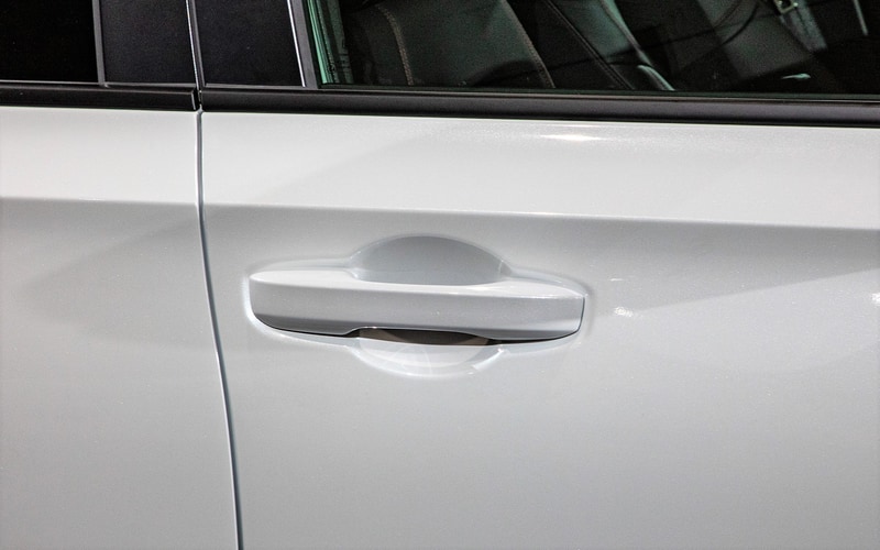 オーソドックスなドアハンドル。通常操作はもちろん、手に荷物を持った状態で指のみを引っかけてドアを開けるようなシーンではやはりこの形状が使いやすい