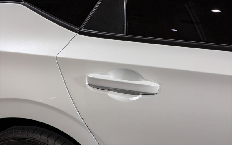 リアドアのノブもオーソドックスな形状。ネイルに気を使う女性にとっても使いやすい