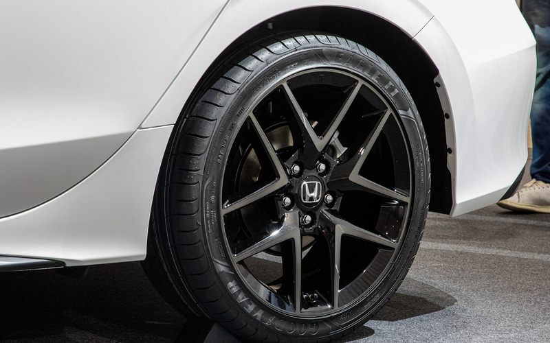 タイヤサイズは235/40R18。グッドイヤーのイーグルF1を装着