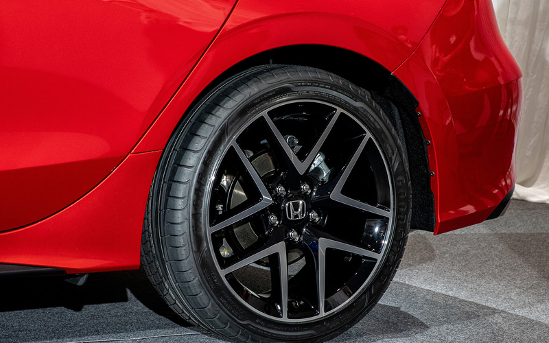 LX用の18インチアルミホイール。カラーはベルリナブラック＋スポーク天面は切削シルバー