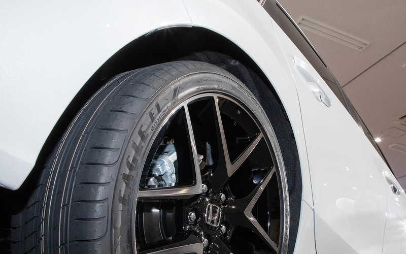 リアのボディパネルはいわゆる「フェンダーのツメ」部分を折り込んだ形状。トレッドのワイド化に貢献している