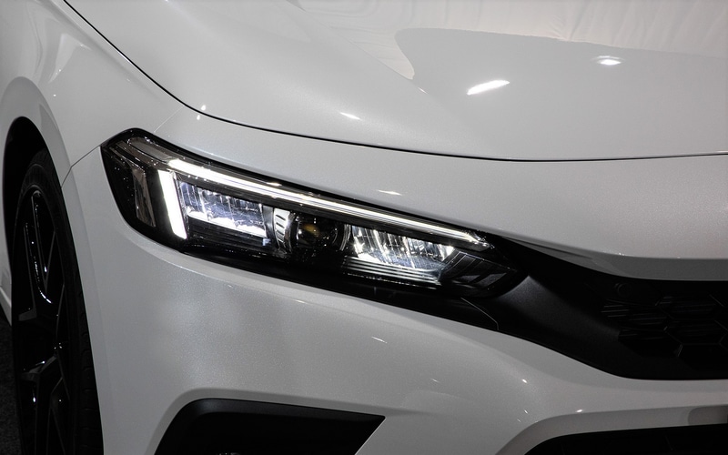 ロービーム点灯。デイタイムランニングポジション時は内、外のLEDが消灯しライト上部からサイドへ繋がる点灯ラインとなる