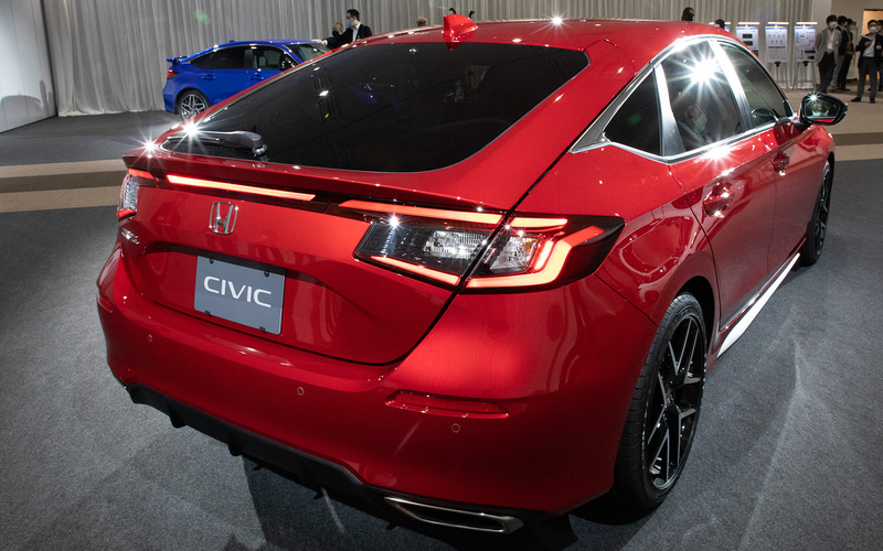 ストップランプはハイマウントではなく、コンビネーションランプ間にある横長の別体ブレーキランプが点灯