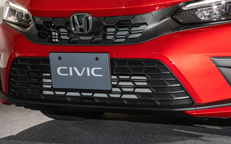 フロントグリルの奥に大型のインタークーラーが見える