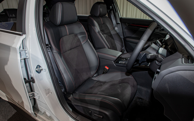 EX（CVT）の運転席まわり。シートはスエードコンビで、シートとステアリングに赤いステッチが入る。運転席側は8ウェイパワーシート。助手席側は4ウェイパワーシート