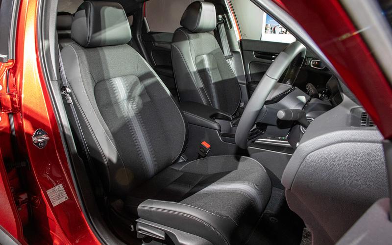 LX（6速MT）の運転席まわり。1枚の表皮であることへのこだわりを織り模様で表現。カラーはブラック。ステアリング形状はEXと同一でステッチが黒になる。シート調整は手動式