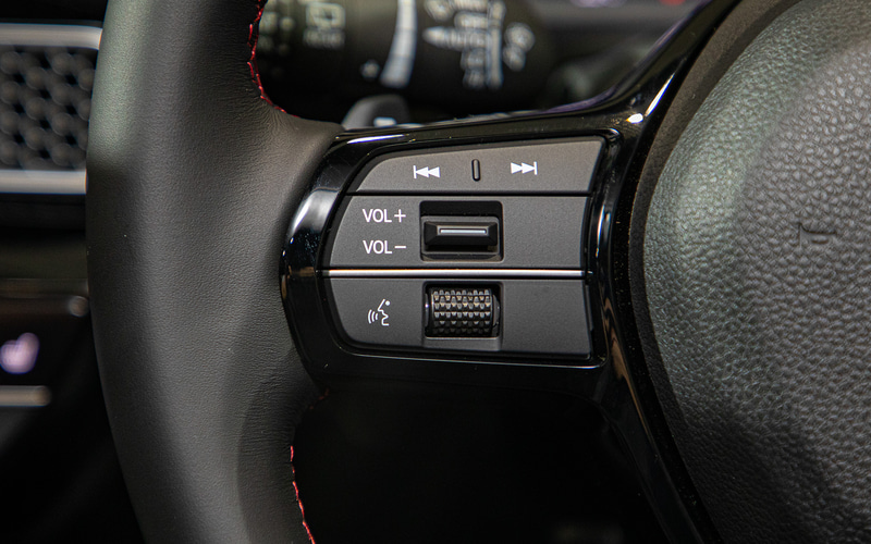 左のスポーク部にはオーディオや電話の操作系ボタンが並ぶ