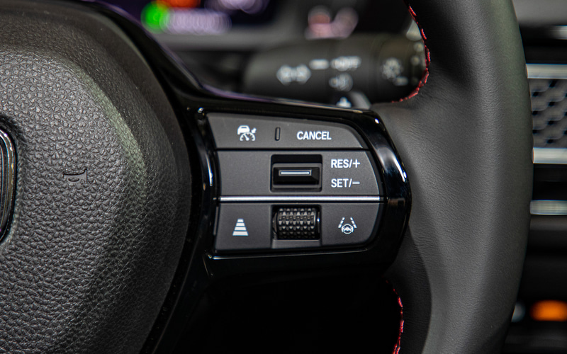 右のスポーク部にはHondaSENSINGの操作系ボタンが並ぶ。ボタン類の位置は他の車種と違いはあるが機能の割り当てに変わりはない。ACC（アダプティブクルーズコントロール）はトラフィックジャムアシスト機能も付いている