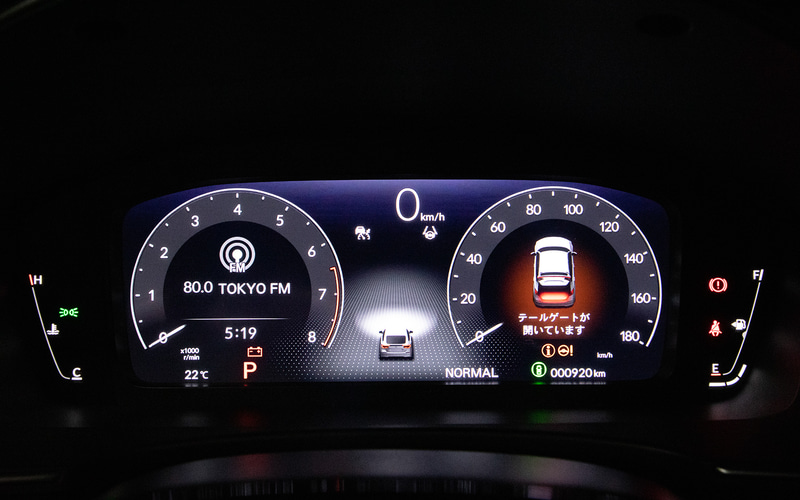 センター部に表示されているクルマのグラフィックは、ライトやブレーキ、ハザードランプなど実車と連動して点灯や消灯を画面内で行なう