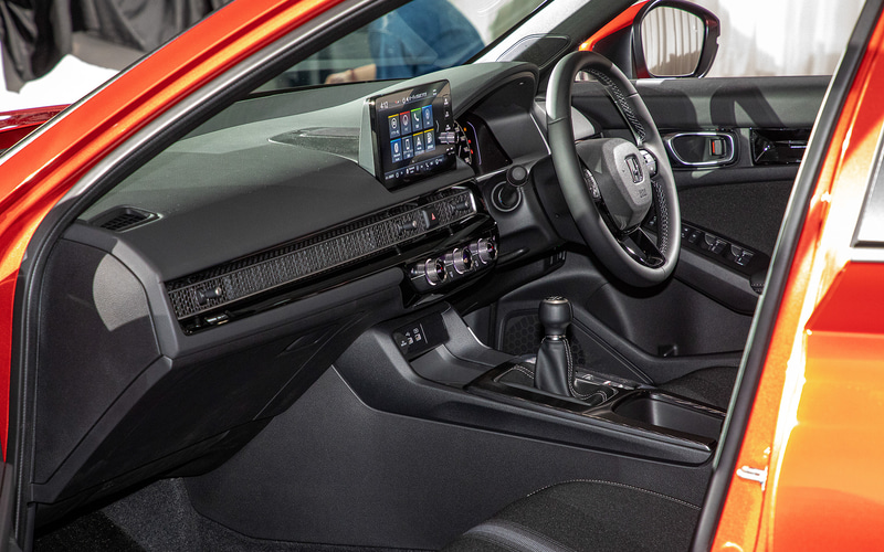 アウトレットメッシュを取り入れたインパネまわり。エアコンは左右独立温度調整式オートエアコン