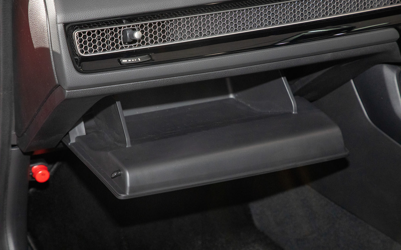 グローブボックスが開いた状態。ポケット手前に平らな形状があるので、停車時などはちょっとした物を置くのにも使える