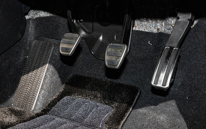 ペダル表面には滑り止めのゴムを使用するなどスポーティなデザイン