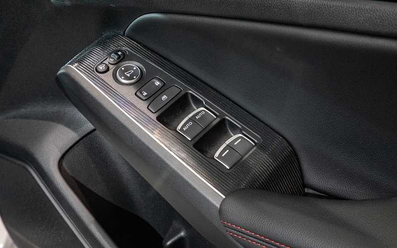 ドアトリムのアームレスト部。角度がついているので手を置いたときに指が自然にスイッチにかかる。スイッチのフチは角のないラウンド形状となっていてシルバー加飾付き。暗いところでも位置が見つけやすい