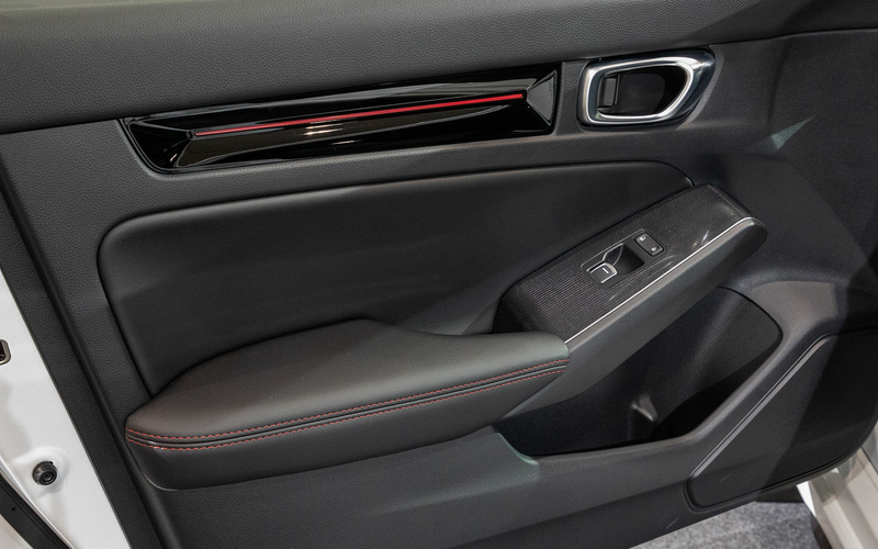 助手席側。操作に慣れていない同乗者にも親切な設計