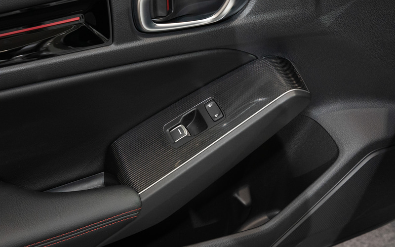 スイッチパネルも凝っている。しま模様は塗装やフィルムではなく、数万個の小さい凹凸を付けた型を製作したうえでインジェクション成型されたもの。質感のよさだけでなく指紋が残りにくいなど実用面でも有効。この製法はセンターコンソールのシフトパネルにも使われている。言われないと気がつかないところだが、ここもインテリアデザイナーがこだわった点。ちなみにこの造形は、数万個にもなる凸部分のデータをアプリ上で1つずつ配置していくそうで、CVTとMTではパネル形状が違うことからデータ製作担当者はとても苦労したという