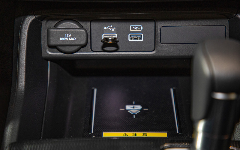 センターコンソールにある端子類。アクセサリーソケットにUSB、充電端子＆スマートフォンの非接触充電エリア