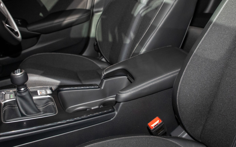 アームレスト部。ドリンクホルダーの使い勝手もいい