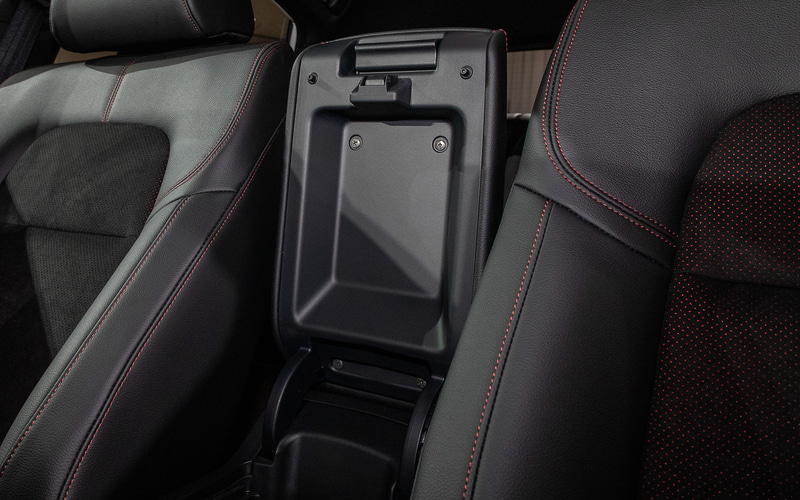 アームレストのフタの裏は小物入れの容量を稼ぐためにくぼんだ形状にしてある