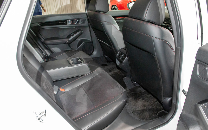 EXのリアシート。足下の広さもある。また、低めに見えるルーフながら圧迫感は感じなかった