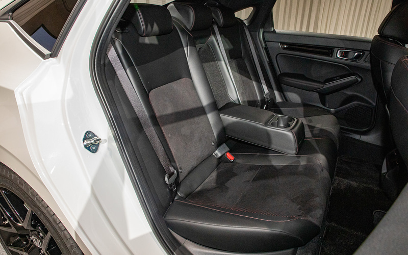 センター部には収納式アームレストがある。これはアームレストを出した状態