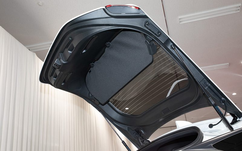 テールゲートは樹脂製なので大きめサイズながら軽量