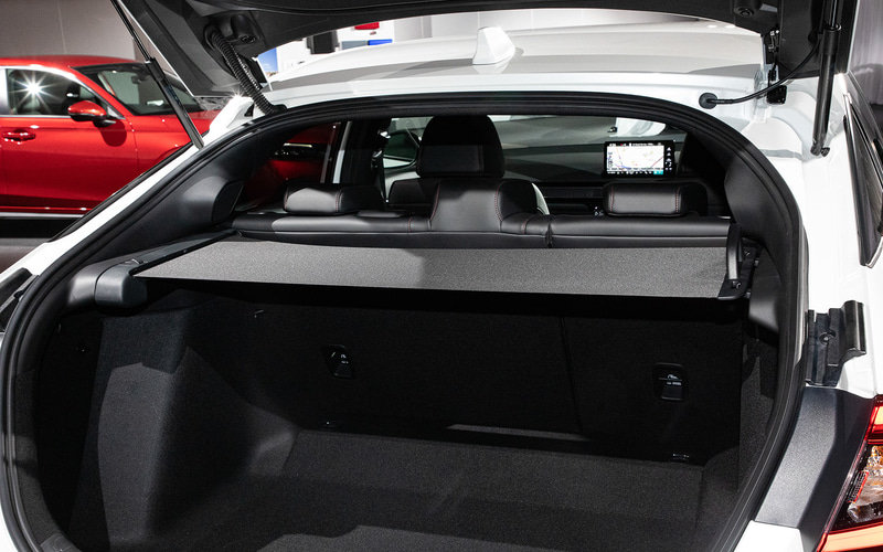 トノカバーはロール式で左から右へ横に引き出すタイプ。これでトランクの前方の荷隠しができ、シェードと合わせてトランクすべてを隠すことができる